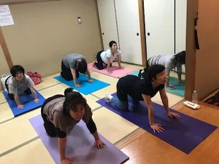 横須賀スッキリヨガ午後クラスのレッスン風景