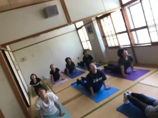横須賀エンジョイヨガ深田台でのレッスン風景