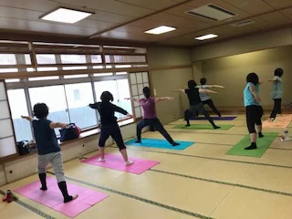 横須賀エンジョイヨガ汐入でのレッスン風景