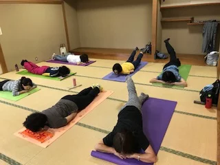 横須賀エンジョイヨガ汐入でのレッスン風景