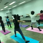 横須賀エンジョイヨガ汐入でのレッスン風景