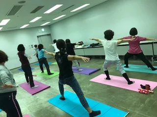 横須賀エンジョイヨガ汐入でのレッスン風景