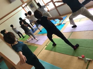 横須賀エンジョイヨガ深田台でのレッスン風景