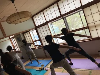 横須賀エンジョイヨガ深田台でのレッスン風景