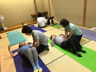 横須賀スッキリヨガ汐入でのレッスン風景