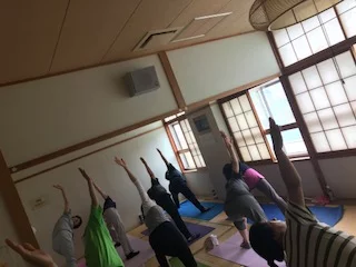 横須賀エンジョイヨガ深田台でのレッスン風景