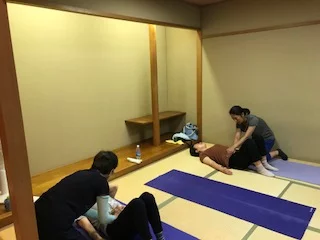 横須賀スッキリヨガ午後クラスのレッスン風景