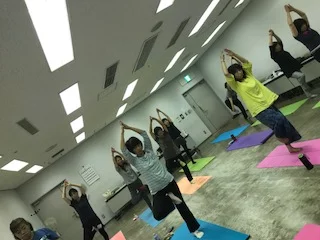 横須賀エンジョイヨガ汐入でのレッスン風景