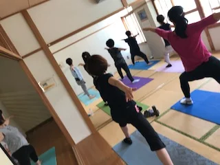 横須賀エンジョイヨガ深田台でのレッスン風景