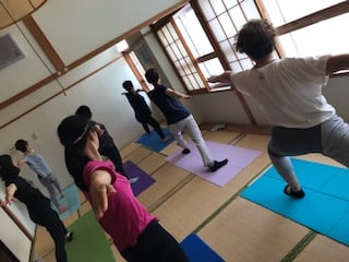 横須賀エンジョイヨガ深田台でのレッスン風景