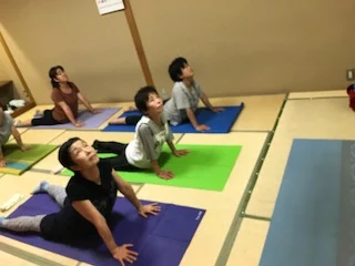 横須賀スッキリヨガ午後クラスのレッスン風景