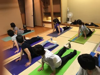 横須賀スッキリヨガ午後クラスのレッスン風景
