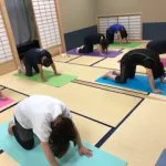 横須賀ナイトヨガ大津のレッスン風景