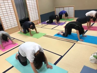 横須賀ナイトヨガ大津のレッスン風景