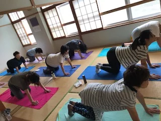横須賀エンジョイヨガ深田台のレッスン風景