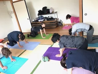 横須賀エンジョイヨガ深田台でのレッスン風景