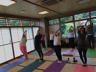 横須賀ハッピーヨガ池上でのレッスン風景