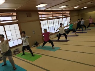 横須賀スッキリヨガ午後クラスのレッスン風景