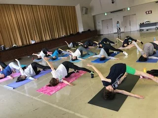 横須賀エンジョイヨガ深田台でのレッスン風景