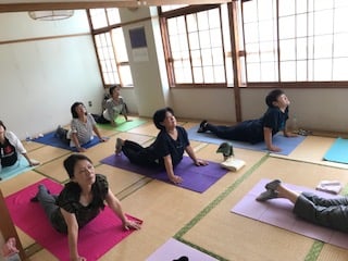 横須賀エンジョイヨガ深田台のレッスン風景