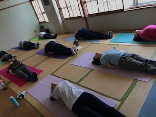 横須賀エンジョイヨガ深田台のレッスン風景