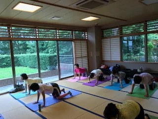 横須賀ハッピーヨガ池上でのレッスン風景