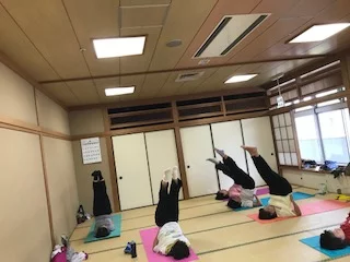 横須賀エンジョイヨガ汐入でのレッスン風景