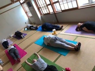 横須賀エンジョイヨガ深田台でのレッスン風景