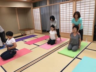 横須賀ナイトヨガ大津のレッスン風景