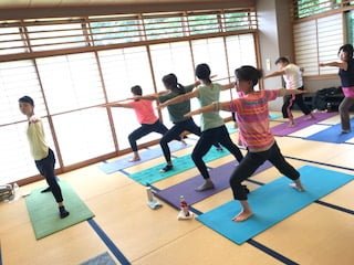 横須賀ハッピーヨガ池上でのレッスン風景