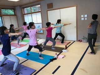 横須賀ハッピーヨガ池上でのレッスン風景