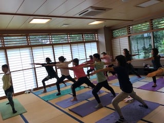 横須賀ハッピーヨガ池上でのレッスン風景