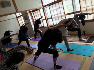 横須賀エンジョイヨガ深田台でのレッスン風景