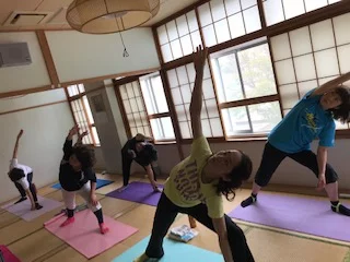 横須賀エンジョイヨガ深田台のレッスン風景
