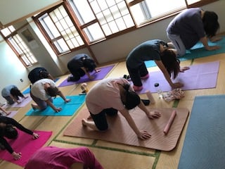 横須賀エンジョイヨガ深田台でのレッスン風景