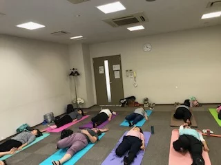 横須賀ハッピーヨガ池上でのレッスン風景