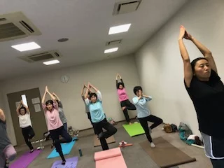 横須賀ハッピーヨガ池上でのレッスン風景
