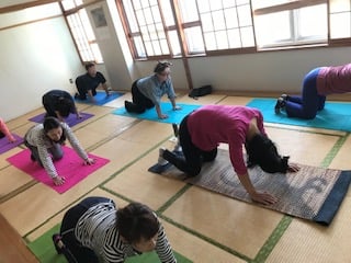 横須賀エンジョイヨガ深田台のレッスン風景