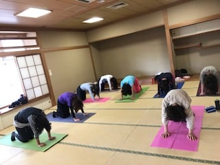 横須賀エンジョイヨガ汐入でのレッスン風景