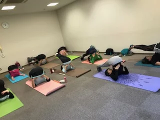 横須賀ハッピーヨガ池上でのレッスン風景
