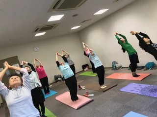 横須賀ハッピーヨガ池上でのレッスン風景