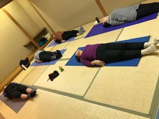 横須賀スッキリヨガ午後クラスのレッスン風景