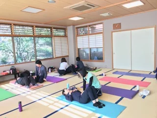 横須賀ハッピーヨガ池上でのレッスン風景