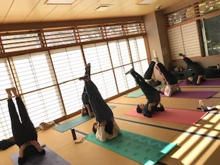横須賀ハッピーヨガ池上でのレッスン風景
