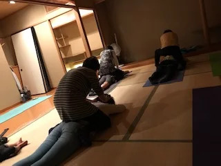 横須賀スッキリヨガ午後クラスのレッスン風景