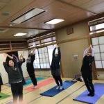 横須賀エンジョイヨガ汐入でのレッスン風景