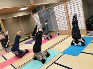 横須賀ナイトヨガ大津のレッスン風景