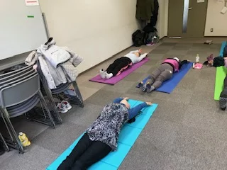 横須賀ハッピーヨガ池上でのレッスン風景