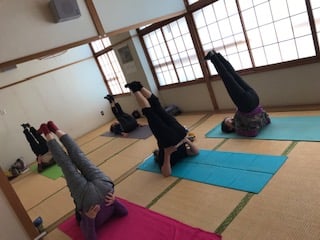 横須賀エンジョイヨガ深田台のレッスン風景