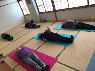 横須賀エンジョイヨガ深田台のレッスン風景